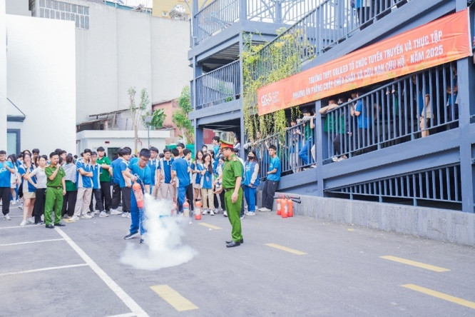 Hướng dẫn các em học sinh cách sử dụng bình chữa cháy xách tay dập tắt đám cháy Hướng dẫn các em học sinh cách sử dụng bình chữa cháy xách tay dập tắt đám cháy