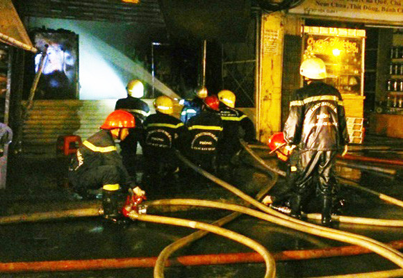 Cháy nổ ở "phố Tây", hàng trăm người hoảng loạn ảnh 2