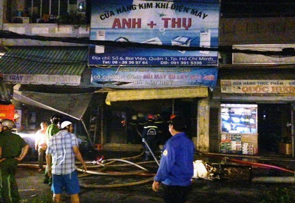 Cháy nổ ở "phố Tây", hàng trăm người hoảng loạn ảnh 1