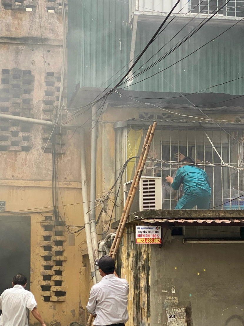 Tổ công tác tiếp cận tìm kiếm nạn nhân mắc kẹt Tổ công tác tiếp cận tìm kiếm nạn nhân mắc kẹt