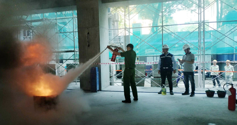 Cảnh sát PCCC và CNCH - CAQ Tây Hồ hướng dẫn nhân viên thực hành chữa cháy Cảnh sát PCCC và CNCH - CAQ Tây Hồ hướng dẫn nhân viên thực hành chữa cháy