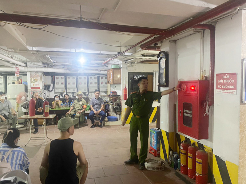 Cảnh sát PCCC và CNCH hướng dẫn người dân sử dụng phương tiện chữa cháy