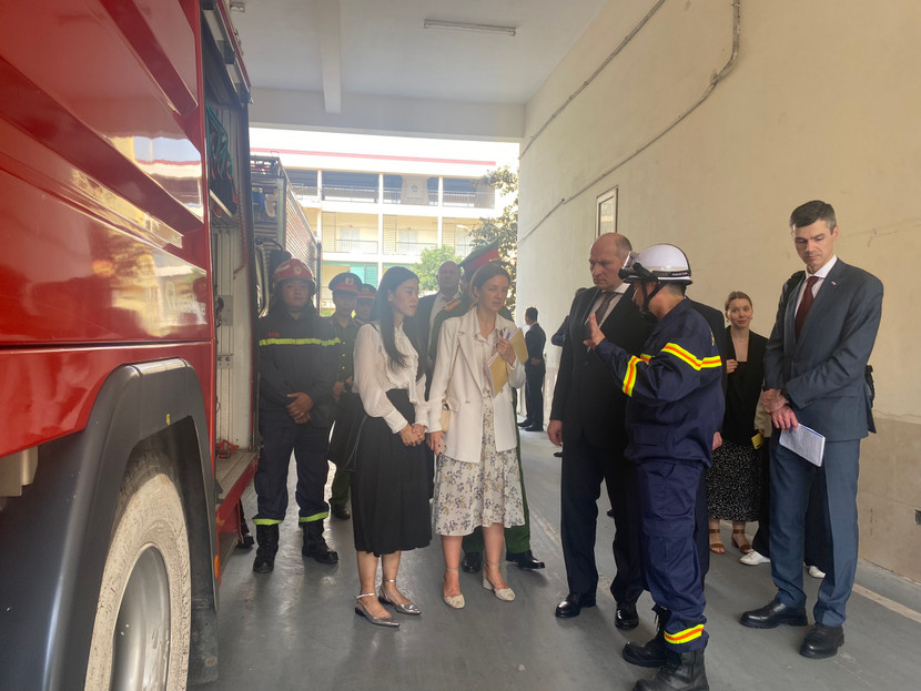 Đoàn công tác tham quan phương tiện, thiết bị tại Phòng Cảnh sát PCCC và CNCH, CATP Hà Nội Đoàn công tác tham quan phương tiện, thiết bị tại Phòng Cảnh sát PCCC và CNCH, CATP Hà Nội