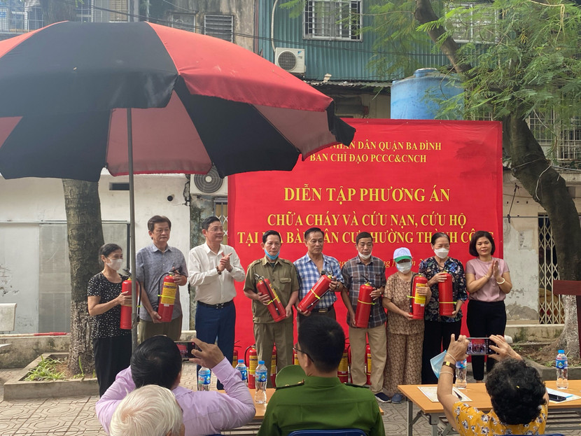 Ban chỉ đạo PCCC và CNCH trao tặng bình chữa cháy miễn phí cho người dân Ban chỉ đạo PCCC và CNCH trao tặng bình chữa cháy miễn phí cho người dân