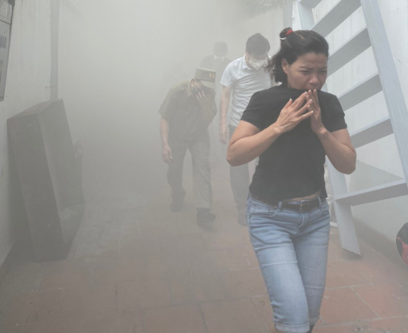 Các lực lượng chức năng hướng dẫn người dân thoát nạn và sử dụng các phương tiện chữa cháy và cứu nạn cứu hộ