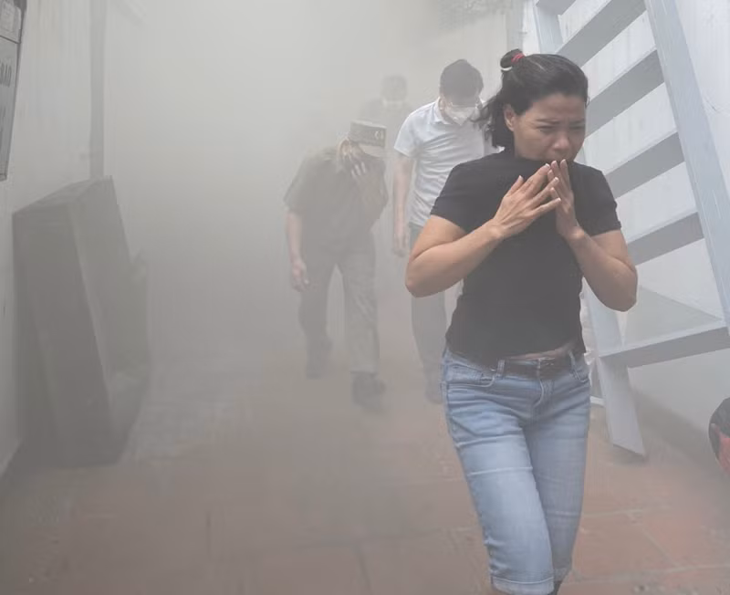 Các lực lượng chức năng hướng dẫn người dân thoát nạn và sử dụng các phương tiện chữa cháy và cứu nạn cứu hộ Các lực lượng chức năng hướng dẫn người dân thoát nạn và sử dụng các phương tiện chữa cháy và cứu nạn cứu hộ