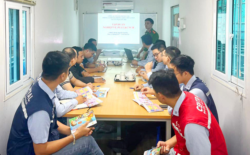 Cảnh sát PCCC và CNCH - CAQ Tây Hồ tuyên truyền cho học viên Cảnh sát PCCC và CNCH - CAQ Tây Hồ tuyên truyền cho học viên