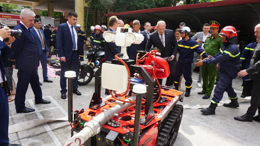 Phòng Cảnh sát PCCC và CNCH giới thiệu phương tiện chữa cháy không người lái với Đoàn Bộ trưởng Bộ Tình trạng khẩn cấp Liên bang Nga Phòng Cảnh sát PCCC và CNCH giới thiệu phương tiện chữa cháy không người lái với Đoàn Bộ trưởng Bộ Tình trạng khẩn cấp Liên bang Nga