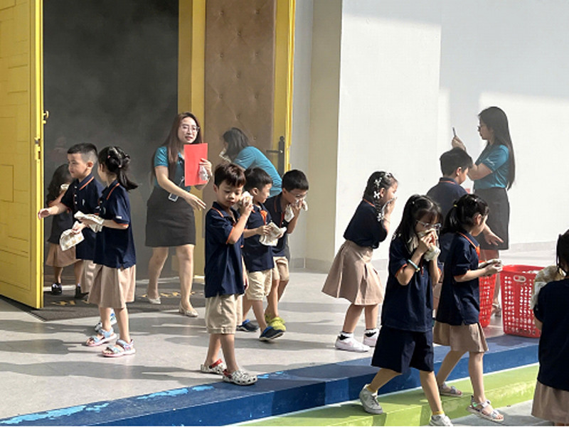 Học sinh và giáo viên nhà trường trải nghiệm thoát nạn trong môi trường khói khí độc ra ngoài an toàn