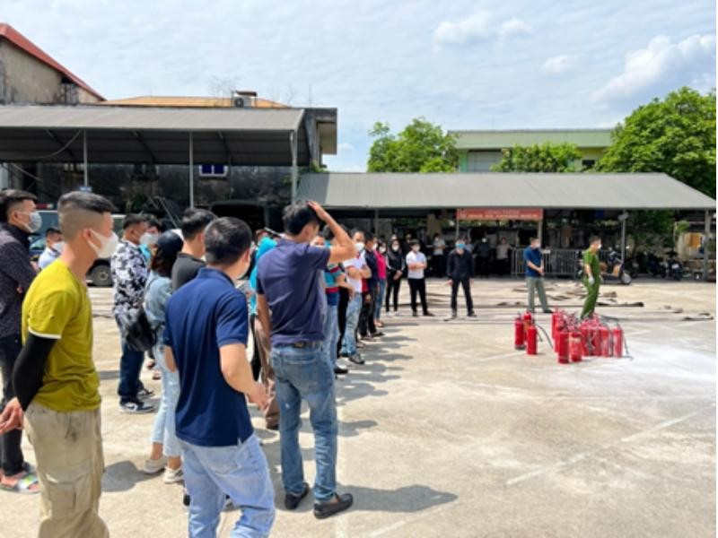 Lực lượng Cảnh sát PCCC&CNCH - Công an huyện Hoài Đức tổ chức tập huấn, huấn luyện nghiệp vụ PCCC&CNCH cho lực lượng dân phòng, lực lượng PCCC cơ sở trong thời gian nắng nóng kéo dài Lực lượng Cảnh sát PCCC&CNCH - Công an huyện Hoài Đức tổ chức tập huấn, huấn luyện nghiệp vụ PCCC&CNCH cho lực lượng dân phòng, lực lượng PCCC cơ sở trong thời gian nắng nóng kéo dài