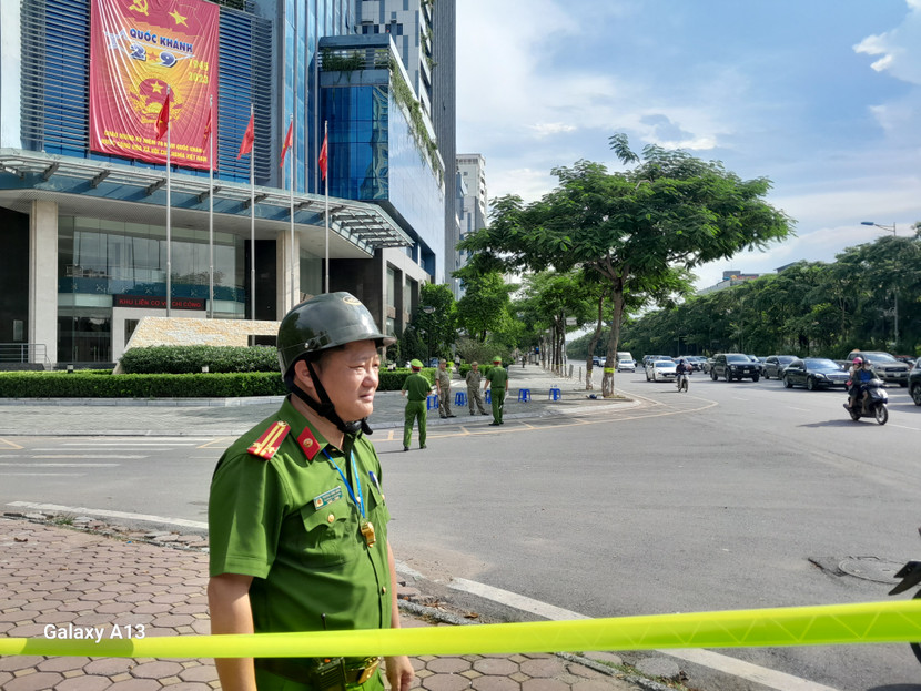 Tại một điểm chốt ngã tư Võ Chí Công và Nguyễn Hoàng Tôn Tại một điểm chốt ngã tư Võ Chí Công và Nguyễn Hoàng Tôn