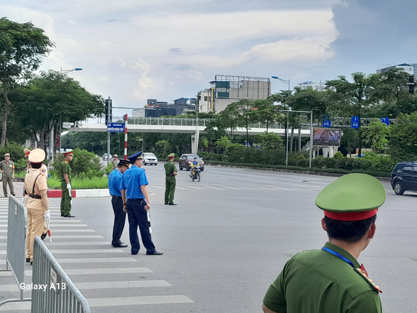 Điểm chốt cầu vượt đi bộ trên đường Võ Chí Công Điểm chốt cầu vượt đi bộ trên đường Võ Chí Công