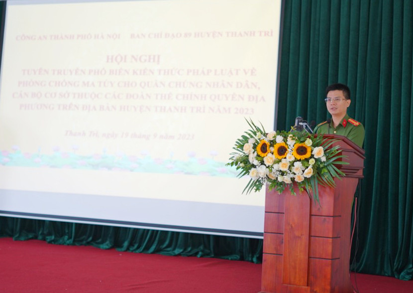 Trung tá Nguyễn Thế Nhật phát biểu khai mạc hội nghị Hội nghị tuyên truyền, phổ biến giáo dục pháp luật về phòng, chống ma túy cho quần chúng nhân dân, cán bộ cơ sở thuộc các đoàn thể và học sinh trên địa bàn huyện Thanh Trì