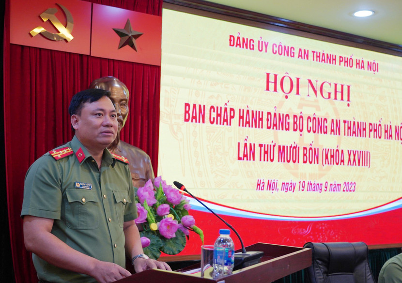 Đại tá Nguyễn Tiến Đạt trình bày báo cáo trung tâm về tình hình, kết quả công tác Đảng 9 tháng đầu năm 2023 và phương hướng nhiệm vụ 3 tháng cuối năm 2023 Đại tá Nguyễn Tiến Đạt trình bày báo cáo trung tâm về tình hình, kết quả công tác Đảng 9 tháng đầu năm 2023 và phương hướng nhiệm vụ 3 tháng cuối năm 2023