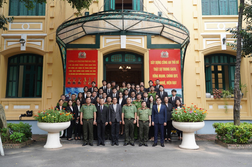 Đoàn đại biểu Văn phòng Tổng Chưởng lý Vương quốc Thái Lan và Đoàn CATP Hà Nội chụp ảnh lưu niệm Đoàn đại biểu Văn phòng Tổng Chưởng lý Vương quốc Thái Lan và Đoàn CATP Hà Nội chụp ảnh lưu niệm