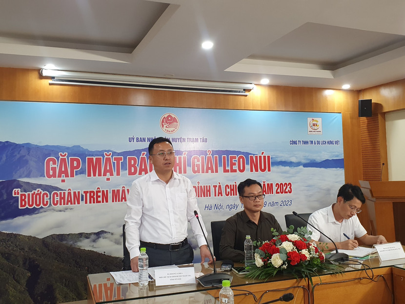 Ông Khang A Chua, Phó Chủ tịch UBND huyện Trạm Tấu, tỉnh Yên Bái, Phó trưởng ban tổ chức giải phát biểu tại cuộc gặp mặt báo chí