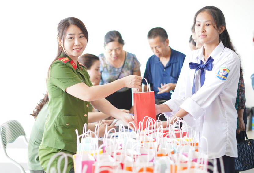 Cán bộ phòng Cảnh sát ĐTTP về ma túy - CATP trao cẩm nang hữu ích cho học sinh