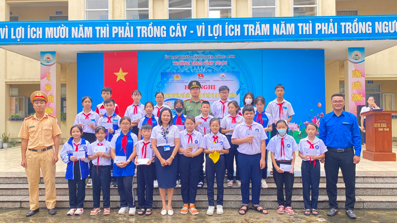 Công an huyện Đông Anh đã tổ chức tuyên truyền Luật giao thông đường bộ cho học sinh Công an huyện Đông Anh đã tổ chức tuyên truyền Luật giao thông đường bộ cho học sinh