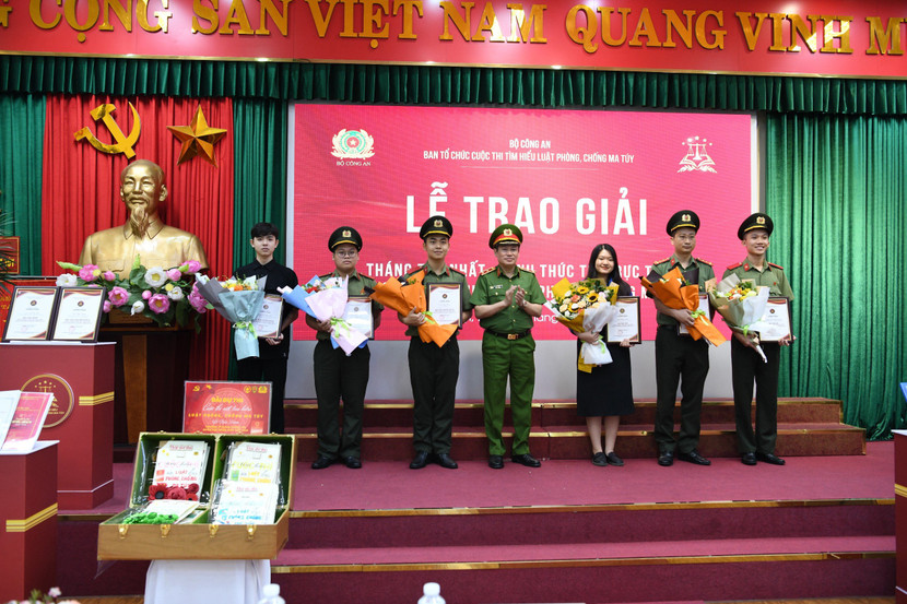 Trung tướng Nguyễn Văn Viện trao giải cho các cá nhân có thành tích xuất sắc Trung tướng Nguyễn Văn Viện trao giải cho các cá nhân có thành tích xuất sắc