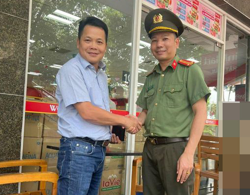 Đại diện tổ công tác - CAQ Tây Hồ làm nhiệm vụ tại chốt bảo vệ trao trả tài sản cho người đánh rơi