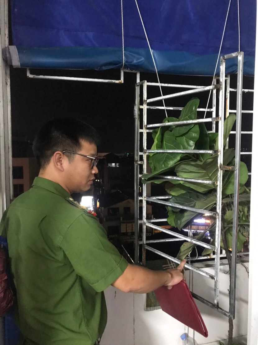 Cán bộ Cảnh sát PCCC và CNCH- CAH Gia Lâm kiểm tra lối thoát nạn căn hộ trên địa bàn Cán bộ Cảnh sát PCCC và CNCH- CAH Gia Lâm kiểm tra lối thoát nạn căn hộ trên địa bàn