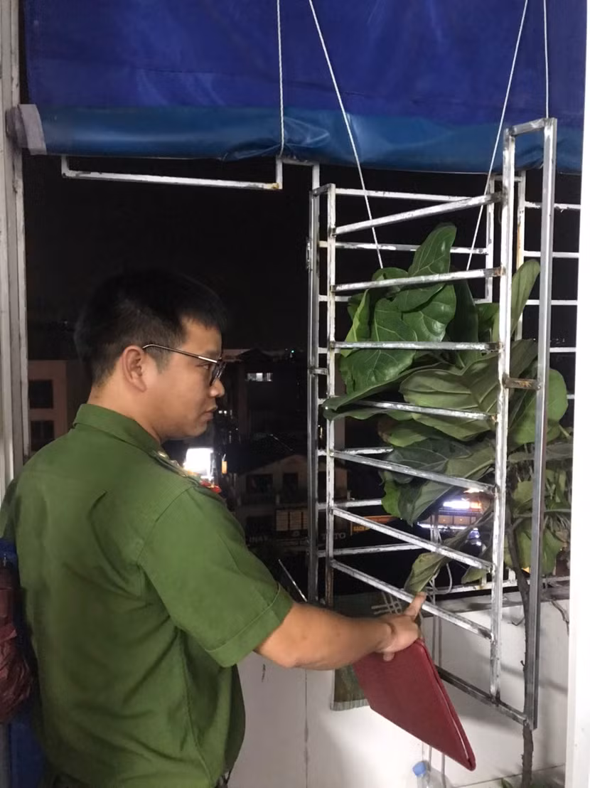 Cán bộ Cảnh sát PCCC và CNCH- CAH Gia Lâm kiểm tra lối thoát nạn căn hộ trên địa bàn Cán bộ Cảnh sát PCCC và CNCH- CAH Gia Lâm kiểm tra lối thoát nạn căn hộ trên địa bàn