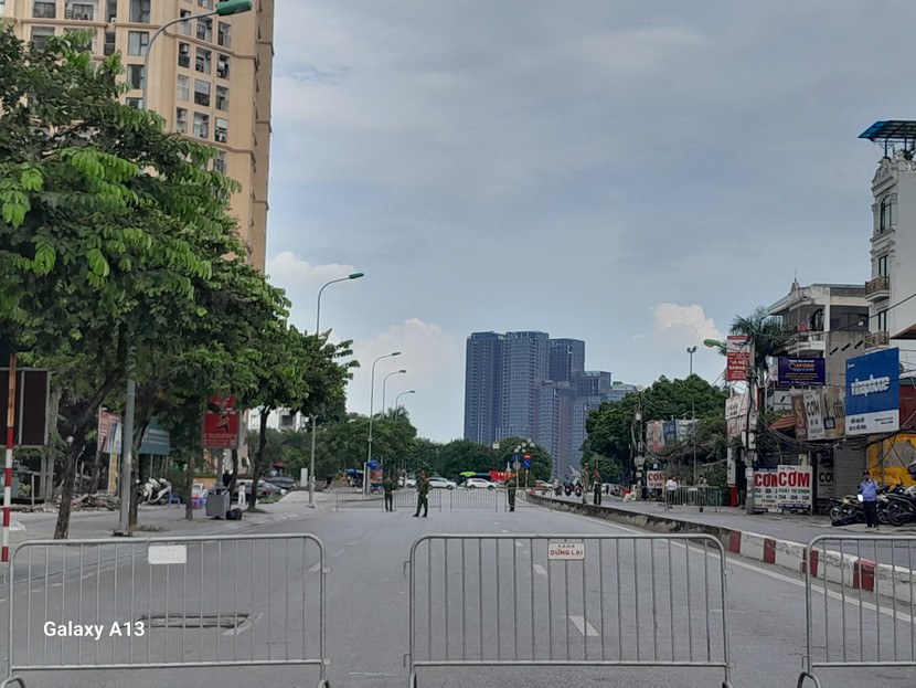 Nhiều tuyến đường đi vào đường Võ Chí Công được lập rào bảo vệ, phân luồng giao thông theo hướng khác Nhiều tuyến đường đi vào đường Võ Chí Công được lập rào bảo vệ, phân luồng giao thông theo hướng khác