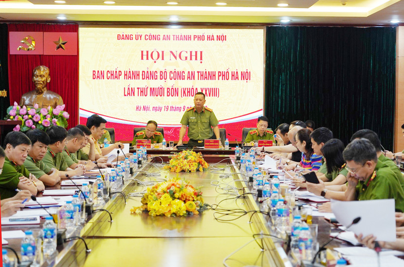 Đại tá Phạm Thanh Hùng - Phó Bí thư Đảng ủy, Phó Giám đốc CATP chủ trì phát biểu tại hội nghị. Đại tá Phạm Thanh Hùng - Phó Bí thư Đảng ủy, Phó Giám đốc CATP chủ trì phát biểu tại hội nghị.