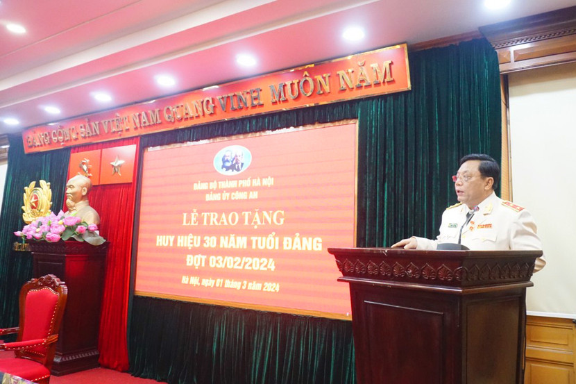 Trung tướng Nguyễn Hải Trung phát biểu tại Lễ trao Huy hiệu 30 năm tuổi Đảng Trung tướng Nguyễn Hải Trung phát biểu tại Lễ trao Huy hiệu 30 năm tuổi Đảng