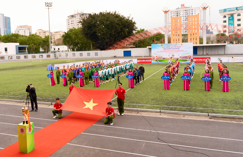 Ban tổ chức thực hiện nghi thức Chào cờ khai mạc Ban tổ chức thực hiện nghi thức Chào cờ khai mạc