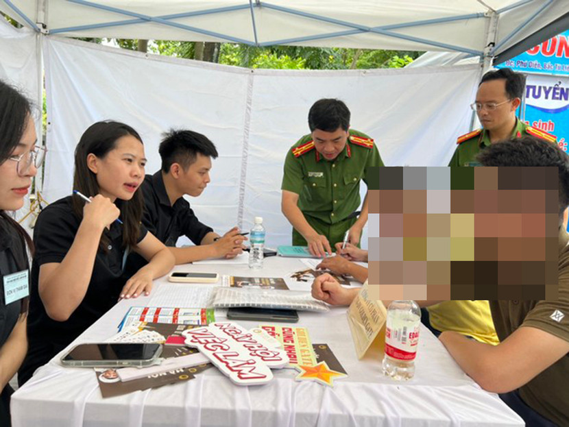 Thượng tá Nguyễn Hữu Khánh, Trưởng CAQ Tây Hồ trực tiếp làm việc với doanh nghiệp, đơn vị có nhu cầu lao động để xin việc cho công dân trên địa bàn Thượng tá Nguyễn Hữu Khánh, Trưởng CAQ Tây Hồ trực tiếp làm việc với doanh nghiệp, đơn vị có nhu cầu lao động để xin việc cho công dân trên địa bàn