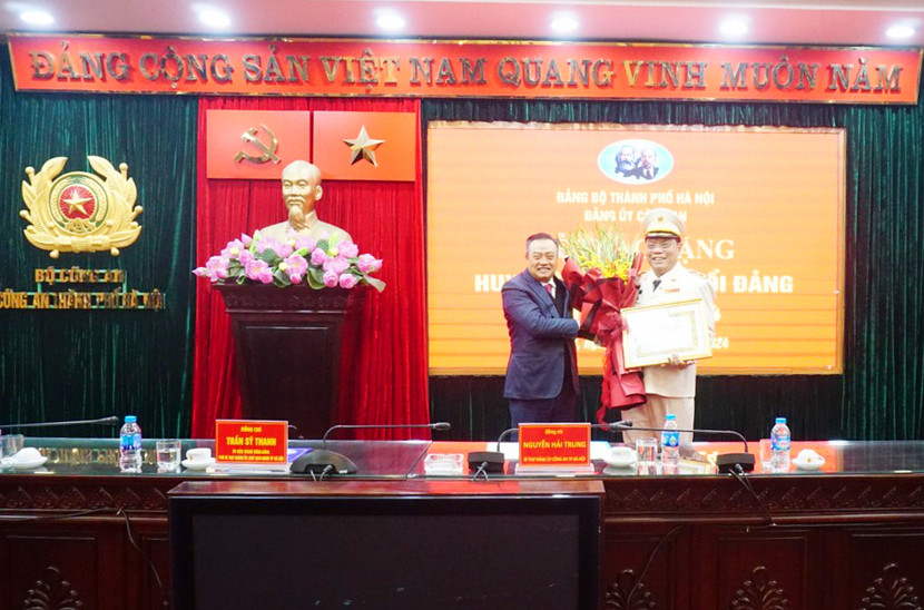 Đồng chí Trần Sỹ Thanh - Uỷ viên Trung ương Đảng, Phó Bí thư Thành uỷ, Chủ tịch UBND TP Hà Nội trao Huy hiệu 30 năm tuổi Đảng đối với Trung tướng Nguyễn Hải Trung - Ủy viên Ban Thường vụ Thành ủy, Bí thư Đảng ủy, Giám đốc Công an thành phố Hà Nội Đồng chí Trần Sỹ Thanh - Uỷ viên Trung ương Đảng, Phó Bí thư Thành uỷ, Chủ tịch UBND TP Hà Nội trao Huy hiệu 30 năm tuổi Đảng đối với Trung tướng Nguyễn Hải Trung - Ủy viên Ban Thường vụ Thành ủy, Bí thư Đảng ủy, Giám đốc Công an thành phố Hà Nội