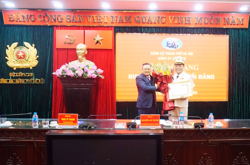 Đồng chí Trần Sỹ Thanh - Uỷ viên Trung ương Đảng, Phó Bí thư Thành uỷ, Chủ tịch UBND TP Hà Nội trao Huy hiệu 30 năm tuổi Đảng đối với Trung tướng Nguyễn Hải Trung - Ủy viên Ban Thường vụ Thành ủy, Bí thư Đảng ủy, Giám đốc Công an thành phố Hà Nội Đồng chí Trần Sỹ Thanh - Uỷ viên Trung ương Đảng, Phó Bí thư Thành uỷ, Chủ tịch UBND TP Hà Nội trao Huy hiệu 30 năm tuổi Đảng đối với Trung tướng Nguyễn Hải Trung - Ủy viên Ban Thường vụ Thành ủy, Bí thư Đảng ủy, Giám đốc Công an thành phố Hà Nội