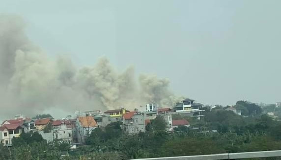 Đám cháy tạo cột khói cao hàng chục mét Đám cháy tạo cột khói cao hàng chục mét