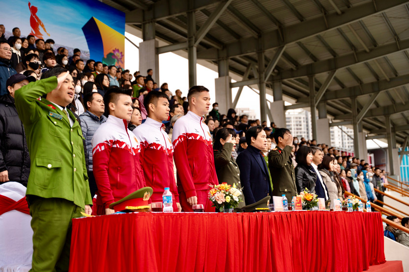 Các đại biểu thực hiện nghi thức chào cờ Tổ quốc trước giờ khai mạc Các đại biểu thực hiện nghi thức chào cờ Tổ quốc trước giờ khai mạc