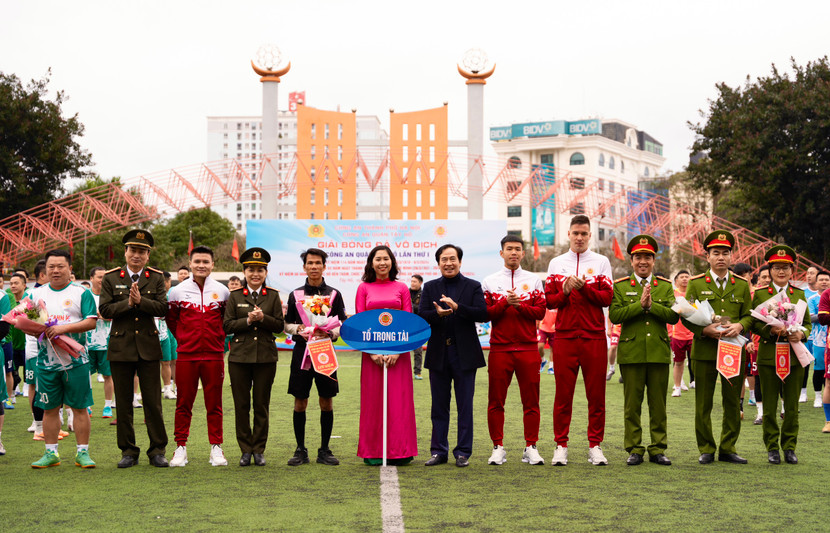 Đồng chí Nguyễn Anh Tuấn, Phó Bí thư Thường trực Quận ủy Tây Hồ cùng đại diện chỉ huy Phòng chức năng CATP và Ban chỉ huy CAQ Tây Hồ tặng hoa chúc mừng đại diện các đơn vị, đội bóng tham gia thi đấu Đồng chí Nguyễn Anh Tuấn, Phó Bí thư Thường trực Quận ủy Tây Hồ cùng đại diện chỉ huy Phòng chức năng CATP và Ban chỉ huy CAQ Tây Hồ tặng hoa chúc mừng đại diện các đơn vị, đội bóng tham gia thi đấu