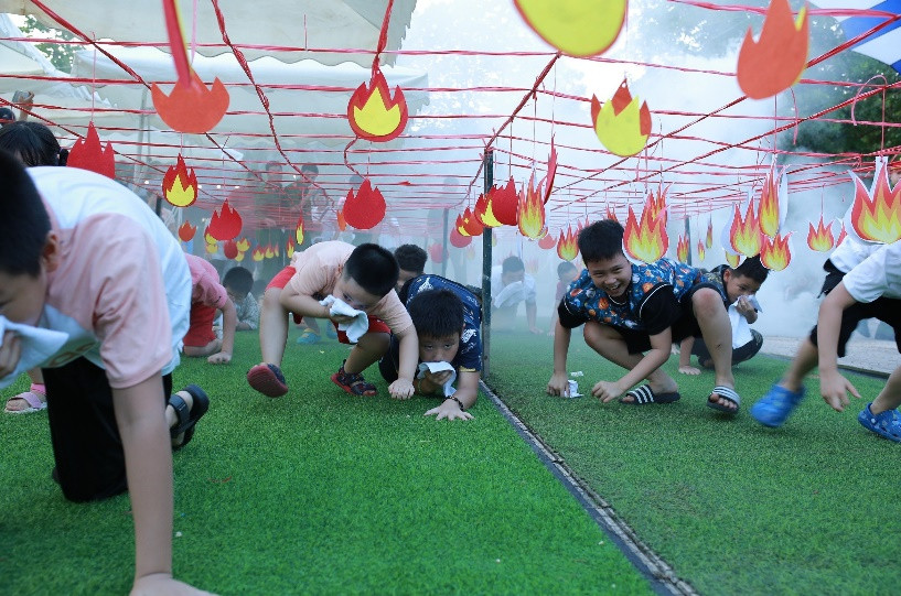 Hướng dẫn trẻ cách thoát nạn khom thấp người khi có cháy xảy ra