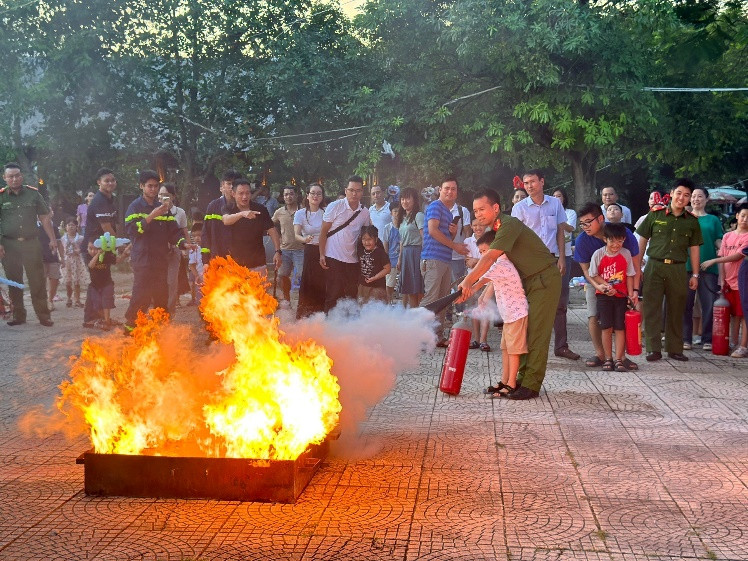 Cảnh sát PCCC và CNCH tạo trải nghiệm kỹ năng cho trẻ em qua tiếp cận các phương tiện PCCC