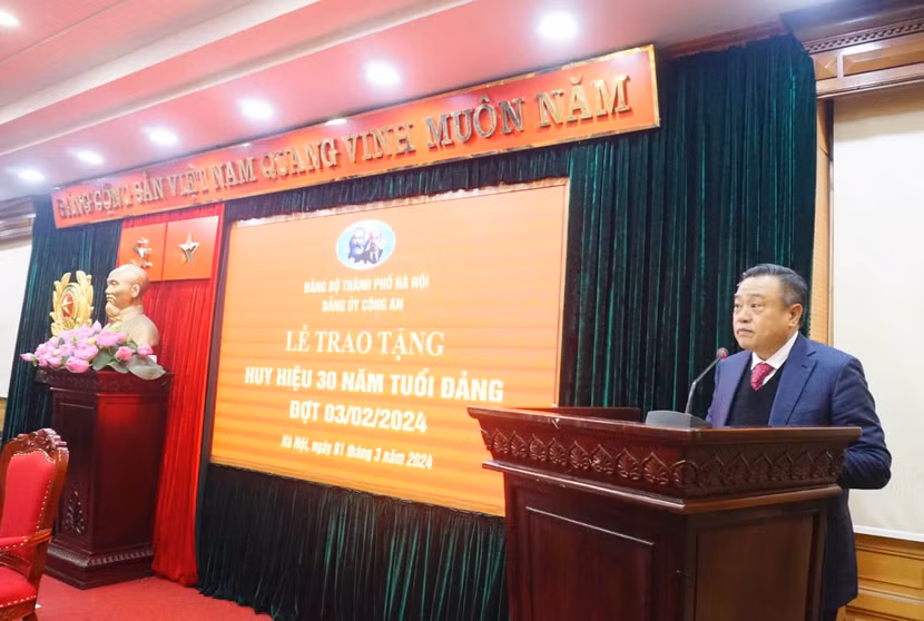 Đồng chí Trần Sỹ Thanh phát biểu chúc mừng, đồng thời giao nhiệm vụ cho đồng chí Giám đốc Công an thành phố Đồng chí Trần Sỹ Thanh phát biểu chúc mừng, đồng thời giao nhiệm vụ cho đồng chí Giám đốc Công an thành phố