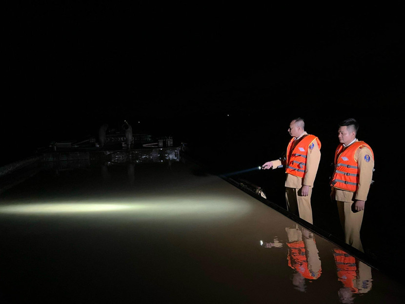 Cảnh sát giao thông đường thủy kiểm tra, phát hiện tàu hút cát trộm trên sông Hồng trong đêm Cảnh sát giao thông đường thủy kiểm tra, phát hiện tàu hút cát trộm trên sông Hồng trong đêm