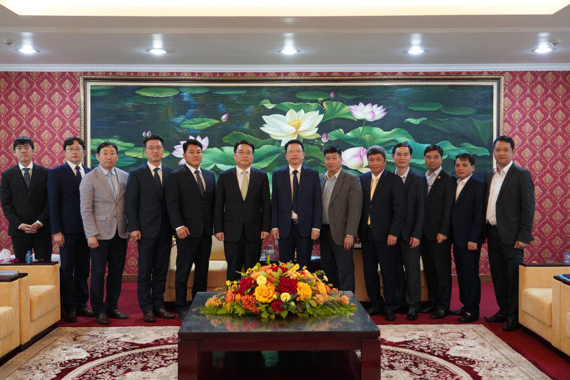 Đoàn Cảnh sát tỉnh Gangwon - Hàn Quốc chụp ảnh lưu niệm với Thiếu tướng Nguyễn Hồng Ky và đại diện chỉ huy đơn vị chức năng CATP Hà Nội