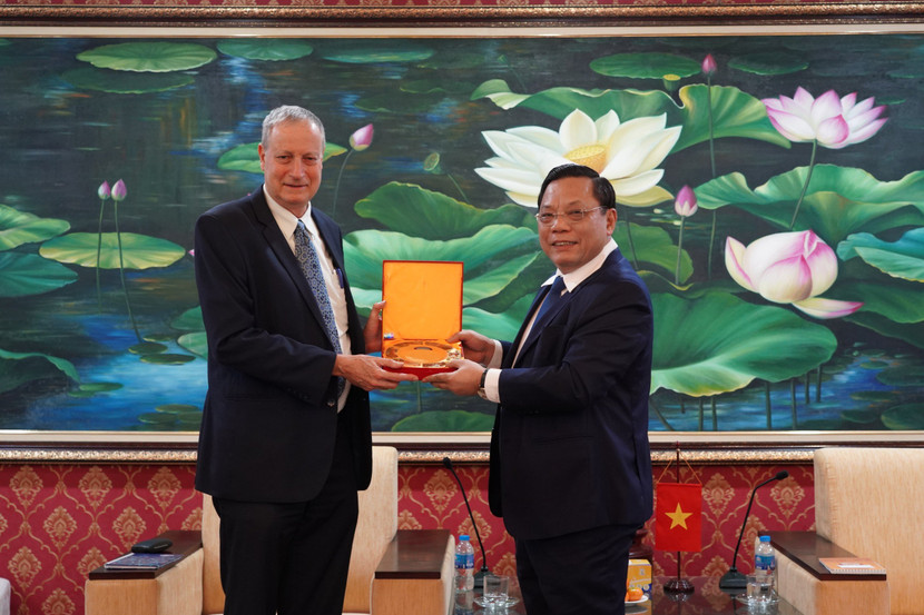 Trung tướng Nguyễn Hải Trung, Ủy viên Ban Thường vụ Thành ủy, Bí thư Đảng ủy, Giám đốc CATP Hà Nội trao quà lưu niệm tặng ngài Yaron Mayer, Đại sứ Israel tại Việt Nam Trung tướng Nguyễn Hải Trung, Ủy viên Ban Thường vụ Thành ủy, Bí thư Đảng ủy, Giám đốc CATP Hà Nội trao quà lưu niệm tặng ngài Yaron Mayer, Đại sứ Israel tại Việt Nam