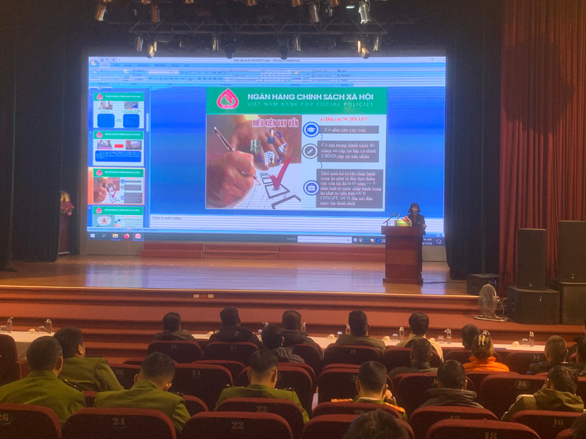 Cán bộ ngân hàng chính sách xã hội phổ biển các kiến thức về chính sách, nhằm thực hiện công tác tái hòa nhập cộng đồng đối với người chấp hành xong án phạt tù