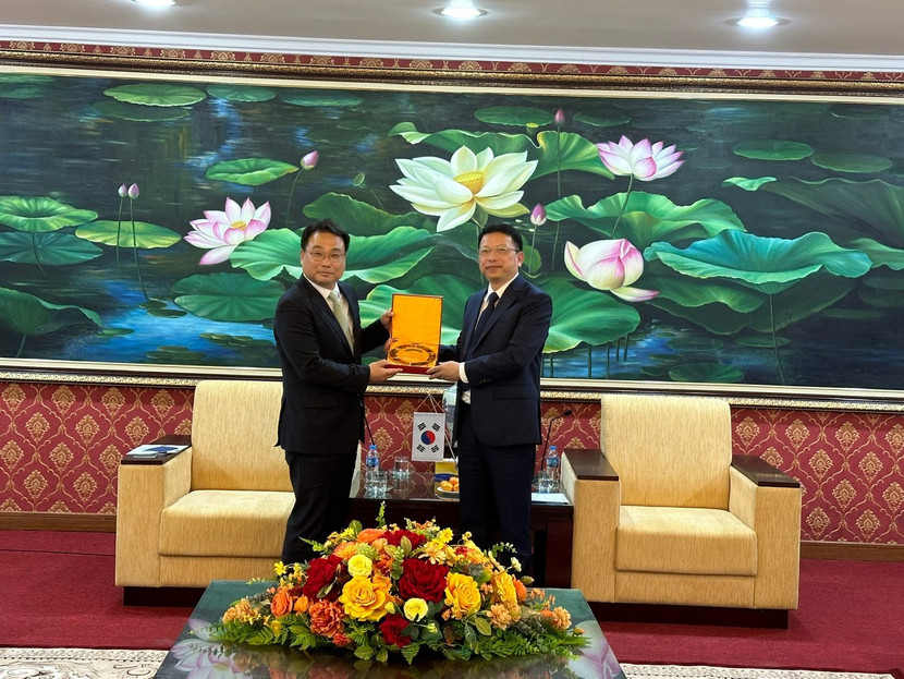 Thiếu tướng Nguyễn Hồng Ky, Phó Giám đốc CATP Hà Nội tặng quà lưu niệm ngài Kim Joon Young