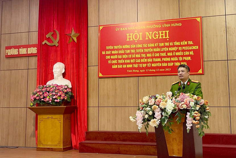 Trung tá Trần Văn Dũng, Trưởng Công an phường Vĩnh Hưng phát biểu tại hội nghị