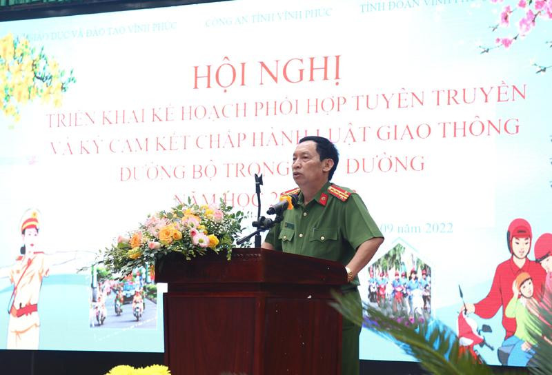 Đại tá Trần Minh Dũng, Phó Giám đốc Công an tỉnh Vĩnh Phúc phát biểu tại Lễ ký kết, tuyên truyền ATGT tại Trường THPT Vĩnh Yên, TP Vĩnh Yên, tỉnh Vĩnh Phúc