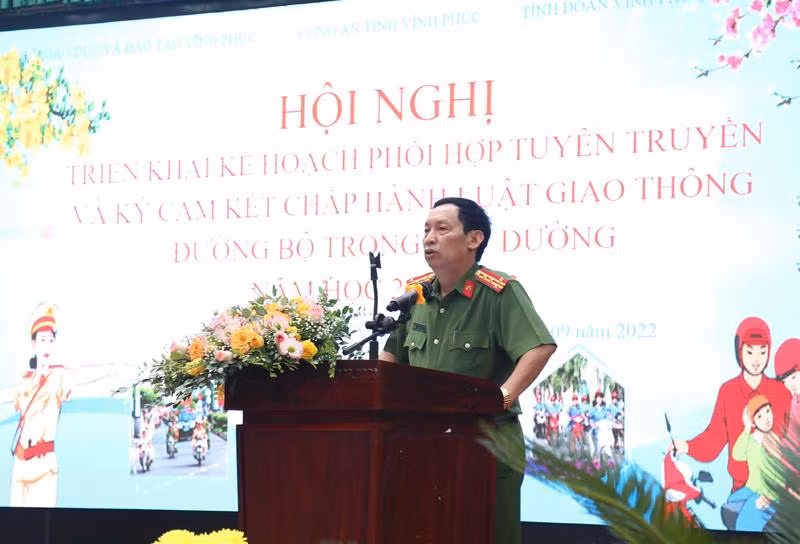 Đại tá Trần Minh Dũng, Phó Giám đốc Công an tỉnh Vĩnh Phúc phát biểu tại Lễ ký kết, tuyên truyền ATGT tại Trường THPT Vĩnh Yên, TP Vĩnh Yên, tỉnh Vĩnh Phúc