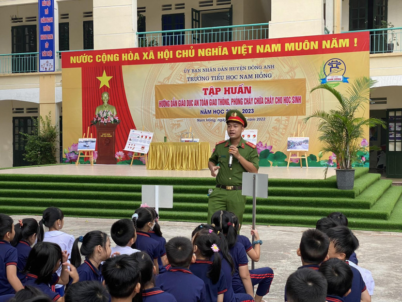 Cán bộ Cảnh sát PCCC và CNCH - Công an huyện Đông Anh trang bị kỹ năng thoát nạn cho học sinh