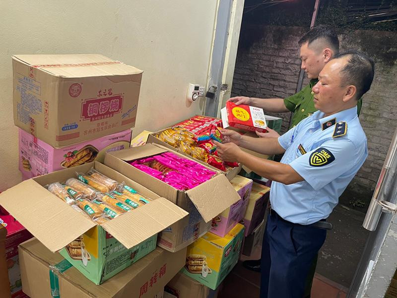 Lực lượng chức năng kiểm đếm số hàng hoá không rõ nguồn gốc