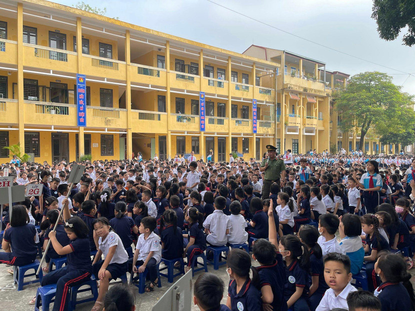 Công an huyện Đông Anh tuyên truyền văn hóa giao thông cho học sinh trường Tiểu học Nam Hồng